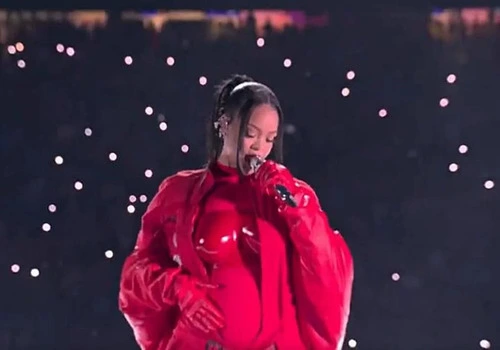 Rihanna anuncia gravidez após show no Super Bowl
