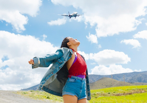 Acumular milhas/Menina com avião no fundo